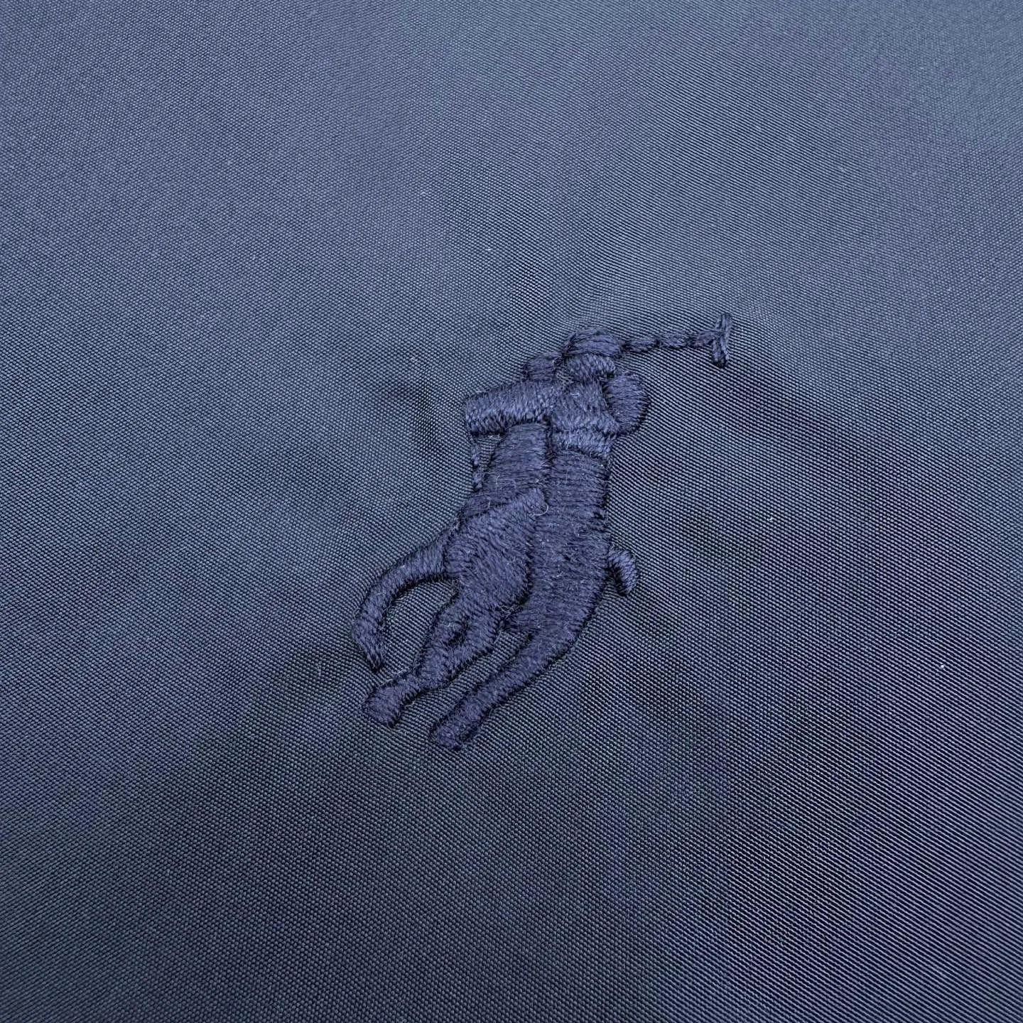 P590 Ralph Lauren pony embroidered reversible jacket (blue). Original purchase and development for RMB 3,990. The fabric is made of custom matte moiré taffeta and twill jacquard brocade. Light and tough, smooth drape, comfortable and close to the skin. Quiet dark blue. Elegant style. Twins in one suit. Unlimited style. One side is decorated with twill jacquard brocade. It has its own retro filter, like an old-school gentleman's pocket watch gear. The other side is made of matte moiré taffeta, which brings a sense of relaxed breathing. It has a casual gene and is embellished with exquisite pony logo. It is highly recognizable. The classic stand-up collar is closed with three hidden button tabs. Simplicity controls complexity. The design philosophy hidden in the details. Double-sided style. Hidden old money and slack in one garment. Imported machine embroidery technology is used. Advanced computer control system and sophisticated mechanical components are used to realize the iconic pony embroidery operation with high precision. The lines are smooth and delicate: the template machine opens the bag. The preset template guides the position, shape and size of the bag. The accuracy ensures the quality of the bag opening effect. Ergonomic three-dimensional cutting returns to traditional craftsmanship through segmentation, folding, shrinking and stretching. The so-called slow work produces fine work, which is the respect for the material. The pursuit of feel. The workmanship is complex and tedious. Slow aging. High loss. The fabrics have been washed. Better hand feel and texture. Not easy to deform and not easy to shrink. Not easy to fade and maintain long-lasting beauty. Size:S-M-L-XL
